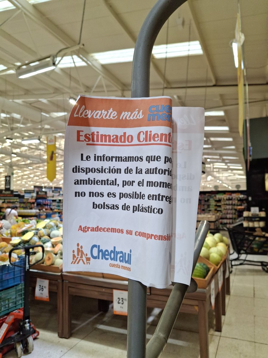 meser73's tweet photo. @semaqroo @semaqroo_ @MaraLezama @anapatyp ¿por que en @chedraui cancun? es la única que no hay bolsas de platico y en otros supermercados de cancun si hay https://t.co/4wnEljpXPr