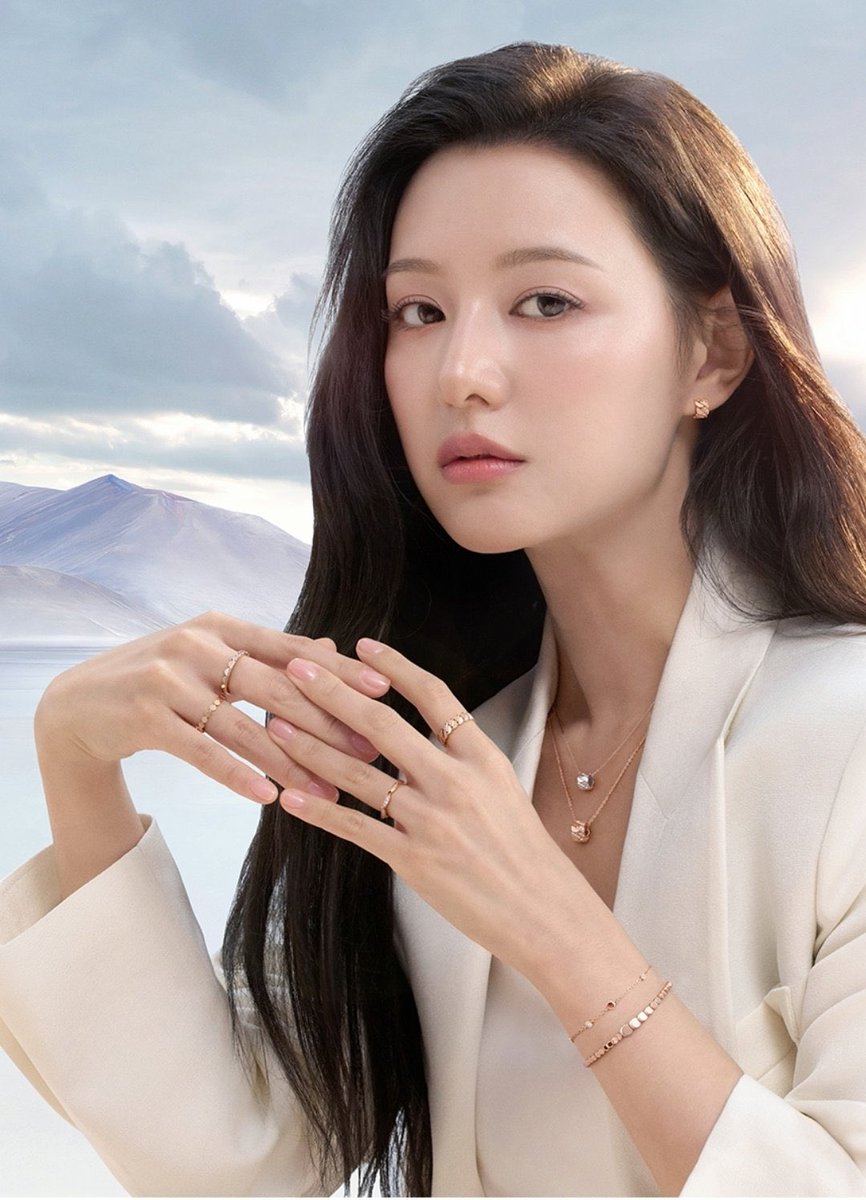 Kim Jiwon looking absolutely gorgeous in Stonehenge new update.