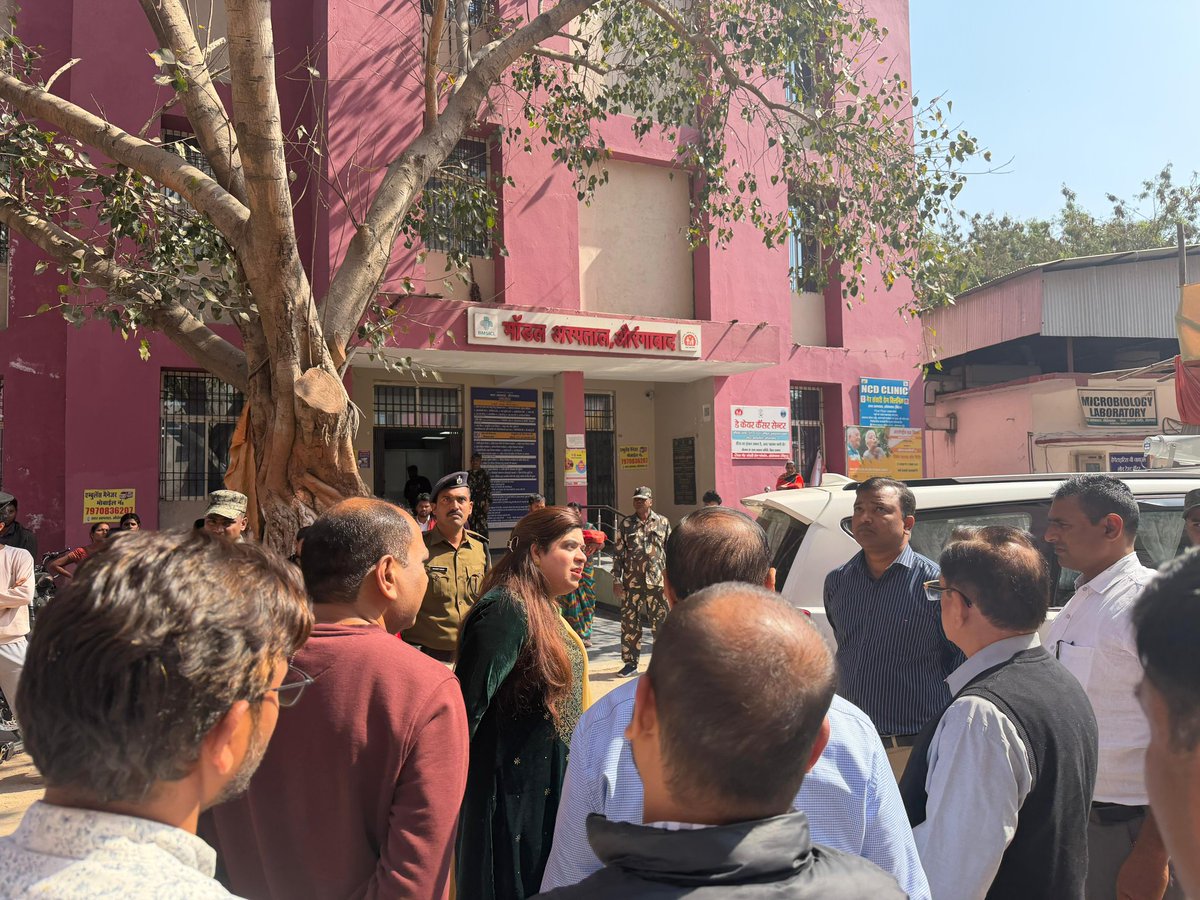 ArngDistrict's tweet photo. 🏥 सदर अस्पताल परिसर स्थित 100 बेड मॉडल अस्पताल भवन का डीएम श्रीमती अभिलाषा शर्मा (भा०प्र०से०) ने निरीक्षण किया।
निर्माण कार्य धीमा पाए जाने पर संवेदक को 1 माह में कार्य पूर्ण कर भवन उपयोग योग्य बनाने के निर्देश, अन्यथा कार्रवाई।
#Aurangabad #ModelHospital #100BedHospital https://t.co/QAbjZQW9xX