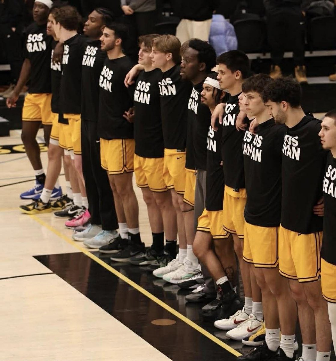 تیم بسکتبال یک دانشگاه در آمریکا به احترام مردم ایران با پیراهن سیاه با نوشته کمک به ایران وارد زمین شدن