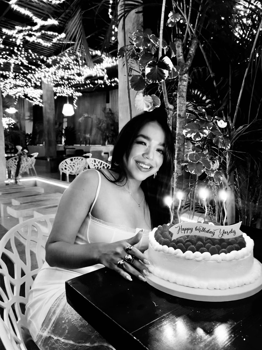 YarelyTorres's tweet photo. Nada que pedir, todo por AGRADECER 🤍✨🎂 https://t.co/XrQO5RmKFC