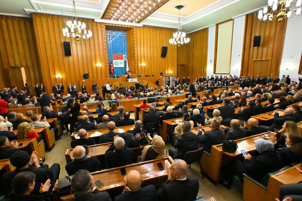 Genel Başkanımız Sn. Müsavat Dervişoğlu’nun liderliğinde haftalık Grup Toplantımızı gerçekleştirdik.
İYİ Parti; susanın değil konuşanın, korkanın değil direnenin, görmezden gelinenin değil hakkı yenenin yanında durur.

Bu milletin sesi olmaya, milletin derdini Meclis’in merkezine