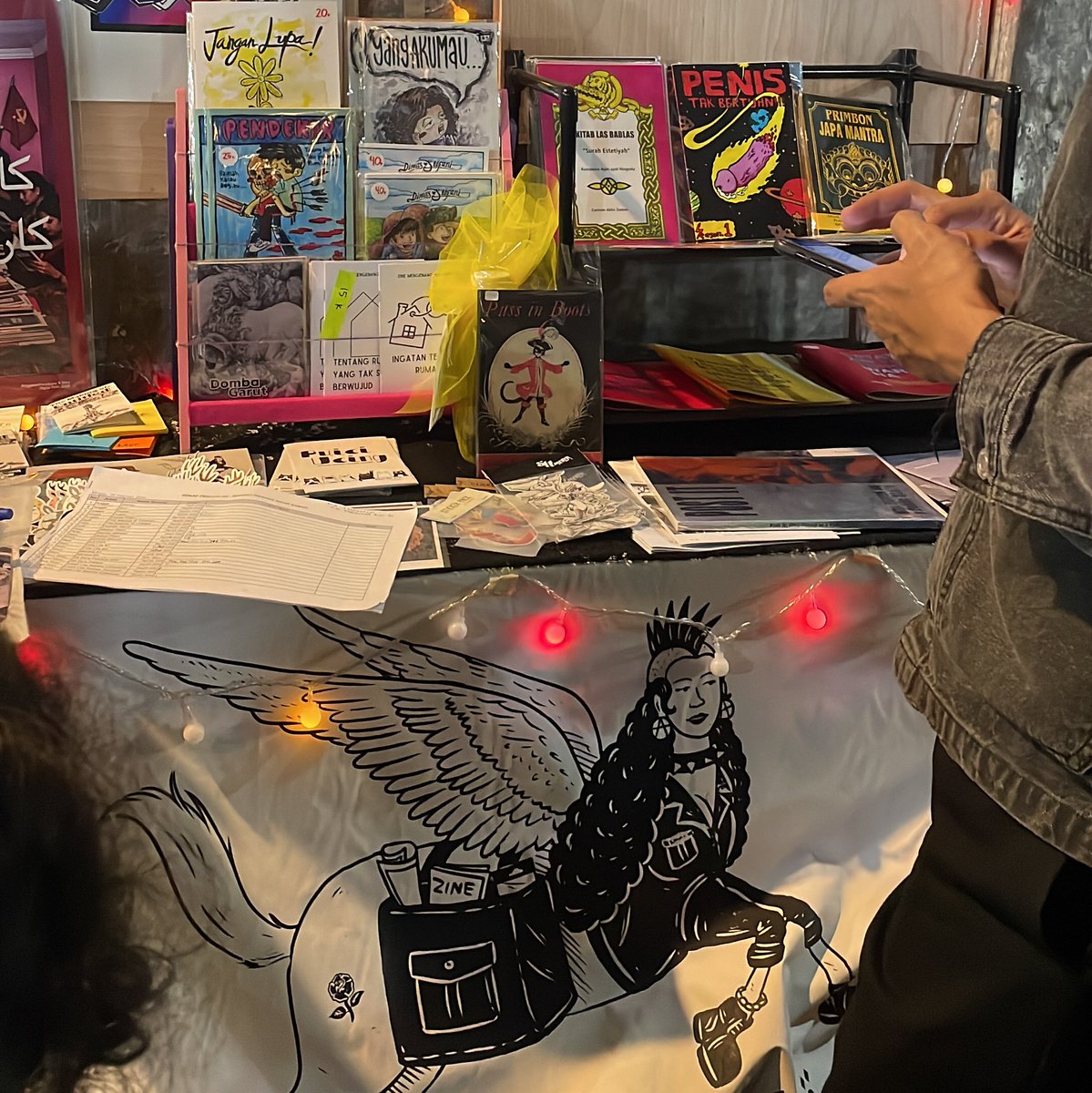 koerangadjar's tweet image. terakhir beli buku saku pramuka ama tutorial sulap pas sd
#bzf