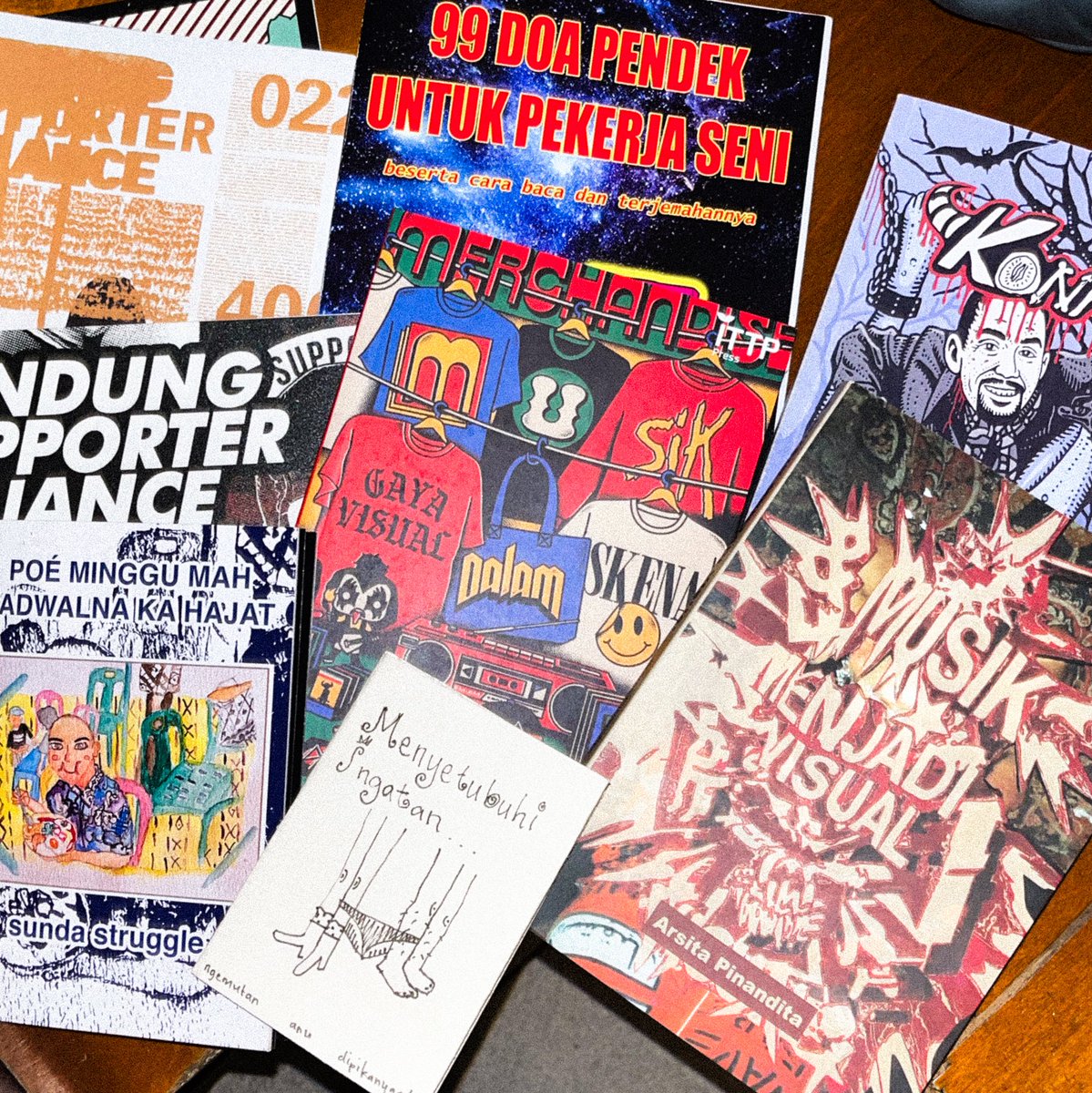 koerangadjar's tweet image. terakhir beli buku saku pramuka ama tutorial sulap pas sd
#bzf