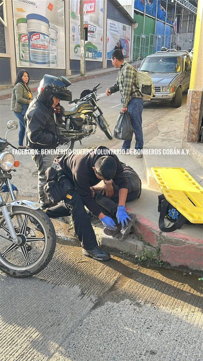 Marvin Pacay, de 18 años  sufrió accidente en 6ª. Calle y 9ª avenida, zona 4 de Cobán, cuando el conductor de la moto en la que se conducía, chocó contra otra.  Bomberos Voluntarios le brindaron atención por los traumas en extremidades inferiores, con posible fractura.