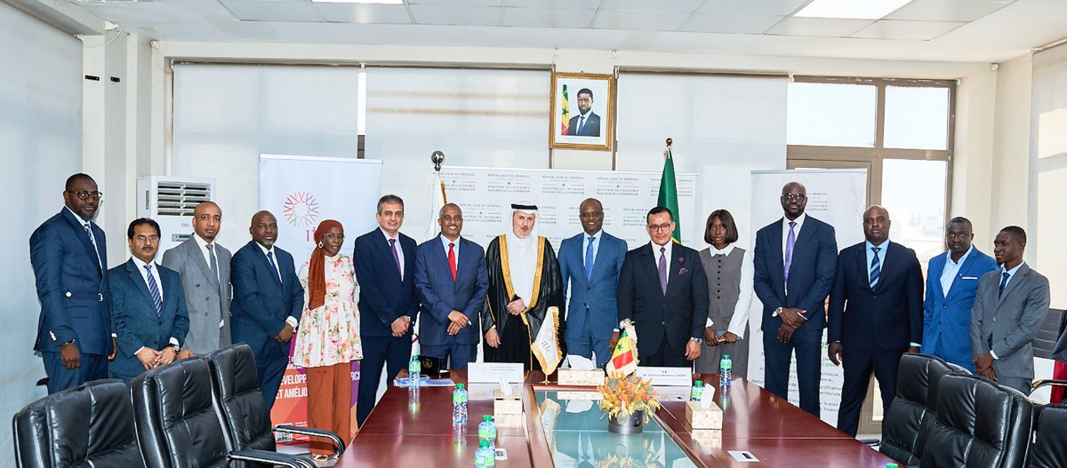 ITFCCORP's tweet photo. L'ITFC et le Sénégal renforcent leur partenariat en matière de financement du commerce 

L'ITFC et la République du Sénégal ont signé le plan de financement annuel 2026, réaffirmant ainsi leur partenariat en faveur des priorités du pays en matière de commerce et de développement économique.

La signature a été présidée par le DG de l'ITFC, M. Adeeb Yousuf Al Aama, et S.E. Abdourahmane Sarr, ministre de l'Économie, de la Planification et de la Coopération.

Dans le cadre de l'accord-cadre quinquennal de 2 milliards d'euros signé en mai 2025, le plan annuel 2026 mobilisera jusqu'à 630 millions d'euros pour soutenir les opérations de financement du commerce, y compris les importations et exportations essentielles telles que les produits pétroliers et les arachides, contribuant ainsi à la sécurité énergétique, à la sécurité alimentaire et au développement du secteur privé.

Cette étape importante renforce le rôle que joue l'ITFC depuis 2008 en tant que partenaire de confiance du Sénégal en matière de financement du commerce.
