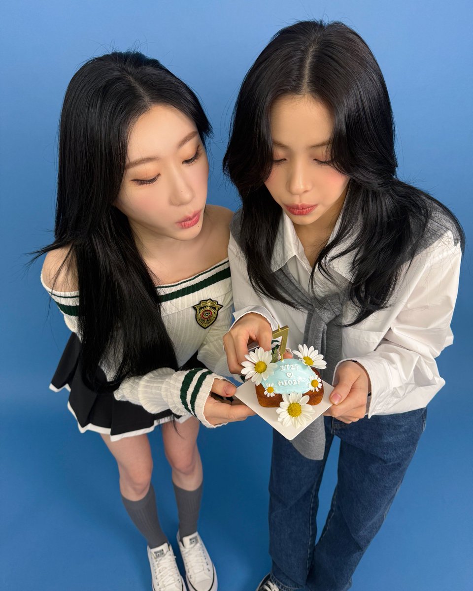 debuting and being in a group with a member who shares the same age as you must be a thrilling yet fun experience. they've come this far together, their bond getting stronger. ofc with the other members too. happy 7 year anniversary as itzy members my 01z 🤍💙🦊🐱