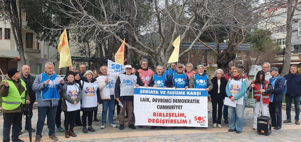 MuglaSol's tweet photo. Laiklik, demokrasi ve özgürlük mücadelemizi bulunduğumuz her yerde büyütmek, gericiliğe ve baskı düzenine karşı birlikte karşı çıkmak için basın açıklamamızı gerçekleştirdik.
Karanlığa teslim olmayacağız!
Tarikat cemaat hepsi kapatılacak!
 @MuglaSol @solpartibilgi https://t.co/Ss7bIZVJc1
