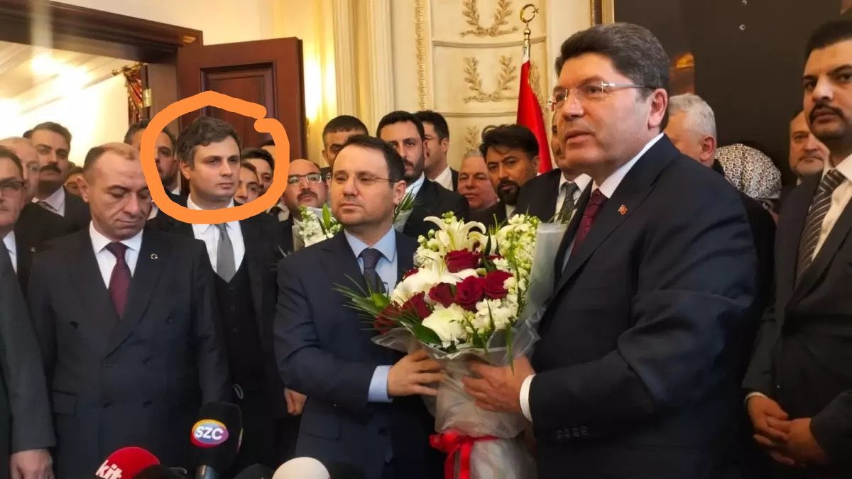 Mehmet Akif Ersoy'la ilgili bir ifadede adı geçtiği için Dezenformasyonla Mücadele Merkezi Koordinatörlüğü'nden istifa eden Furkan Torlak, Akın Gürlek'in devir teslim töreninde görüntülendi.