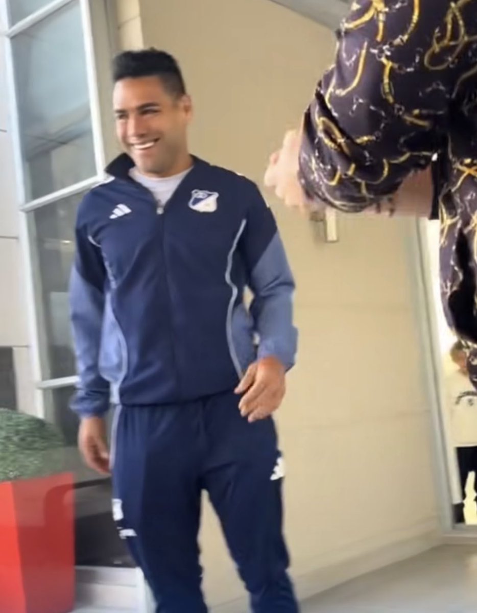 - Amor, te tengo una sorpresa. Porfa vente elegante.
- De una.