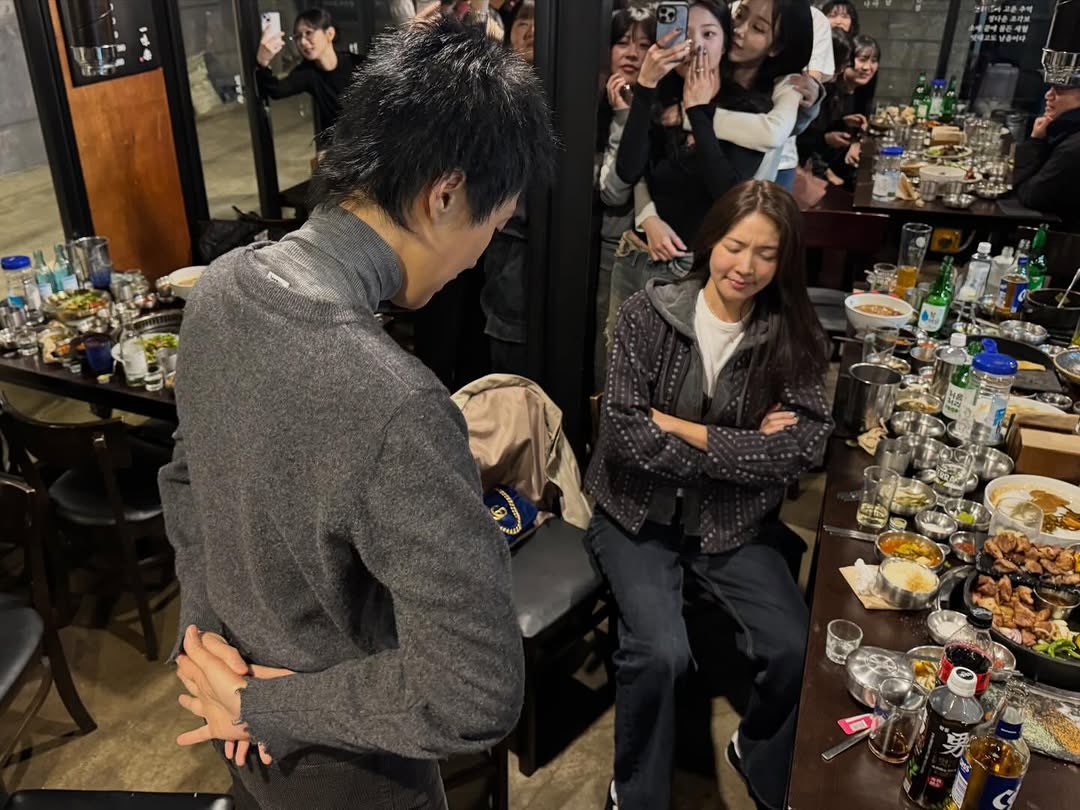 Hong Jinkyung apologized to Mina while people in the back were busy taking pictures of it lmaoo🤣 

#singlesinferno5