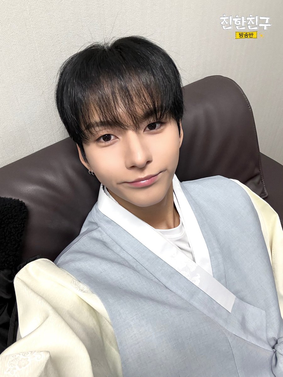 🏫친친방🏫

#친한친구방송반
#엑스디너리히어로즈 #XdinaryHeroes <a href="/XH_official/">Xdinary Heroes</a>

😲벌써 설날이라고? 안믿겨
😐사실이 아니니까

입다물어다물어다물어다물어🤫

엑스디너리히어로즈 전원이 한복 입고 친친방 놀러왔는데
이게 설날이 아니면 뭐란 말이오🖤
모두들 새해 복 많이 (미리)받으시오🙇‍♂️