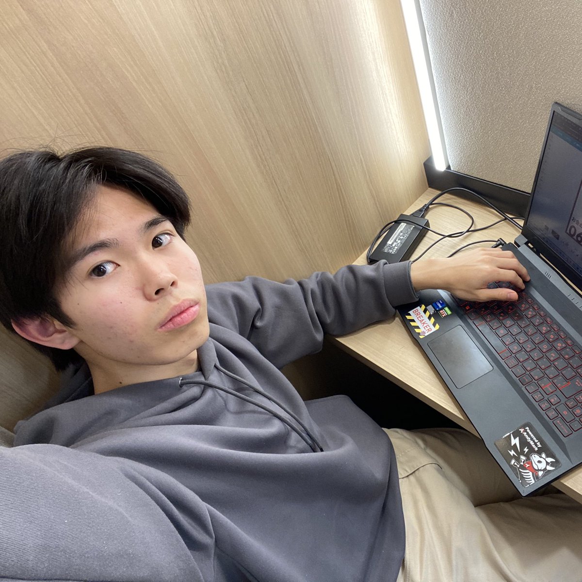 Big_Gaa's tweet photo. 【超速報】
18歳終了。今日から19に。

ジェットスーツに夢中になってたら大学に行き忘れ、気づけば東京でホームレスをし、なんか地上から飛び立つことができてた濃い1年間。

一瞬だったようで、去年まで高校生だったことを考えると長かったような。

この歳で今の人生を歩む決断ができて良かったな。 https://t.co/7l2w8z0Lq1