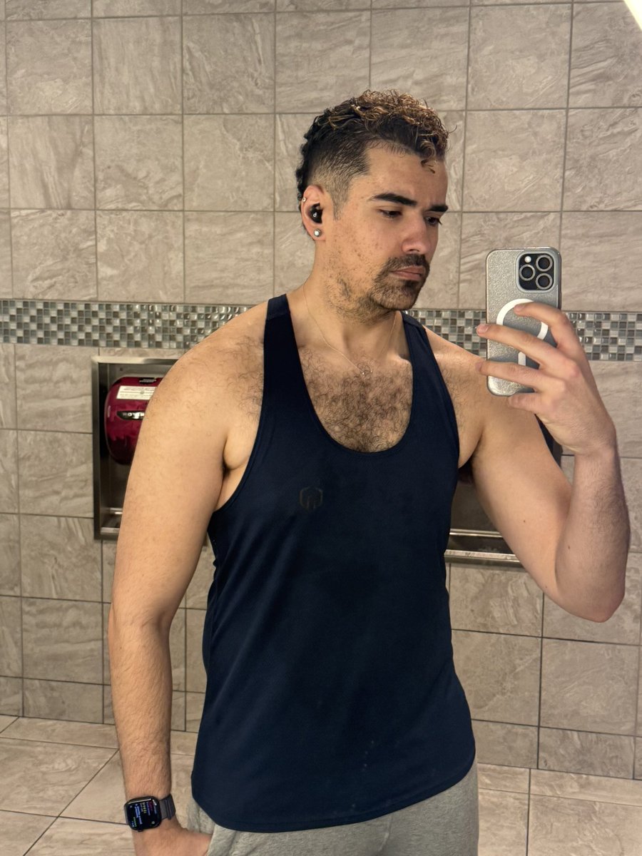 One more progress update because I’m proud: these two pics are only a month between each other, Jan-Feb. I’m so proud of the visible muscular difference! 🥰💪