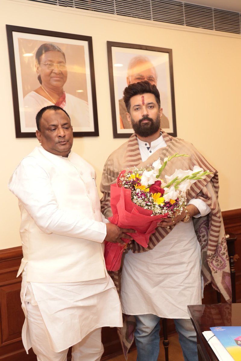आज नई दिल्ली में बिहार प्रदेश उपाध्यक्ष इंतखाब आलम जी ने राष्ट्रीय अध्यक्ष सह केंद्रीय मंत्री आदरणीय श्री <a href="/iChiragPaswan/">युवा बिहारी चिराग पासवान</a> जी से मुलाकात की।