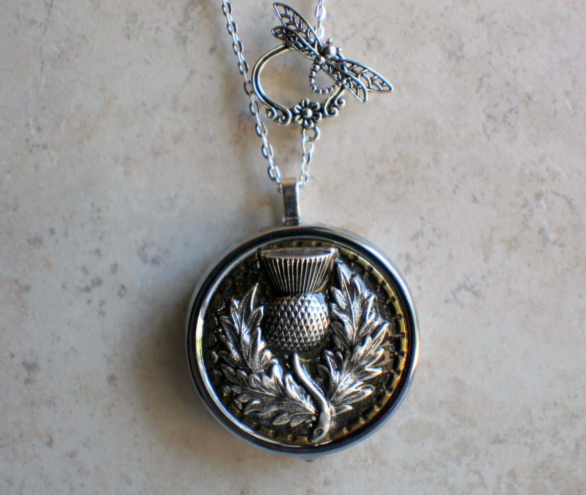 charsfavorite's tweet photo. Discover the magic of memories with the Thistle Music Box Locket for just $95. A perfect blend of elegance and nostalgia awaits you. #JewelryLovers #MusicBoxes
Shop Now https://t.co/o6fLbmi5ww https://t.co/4H3CHz09NI