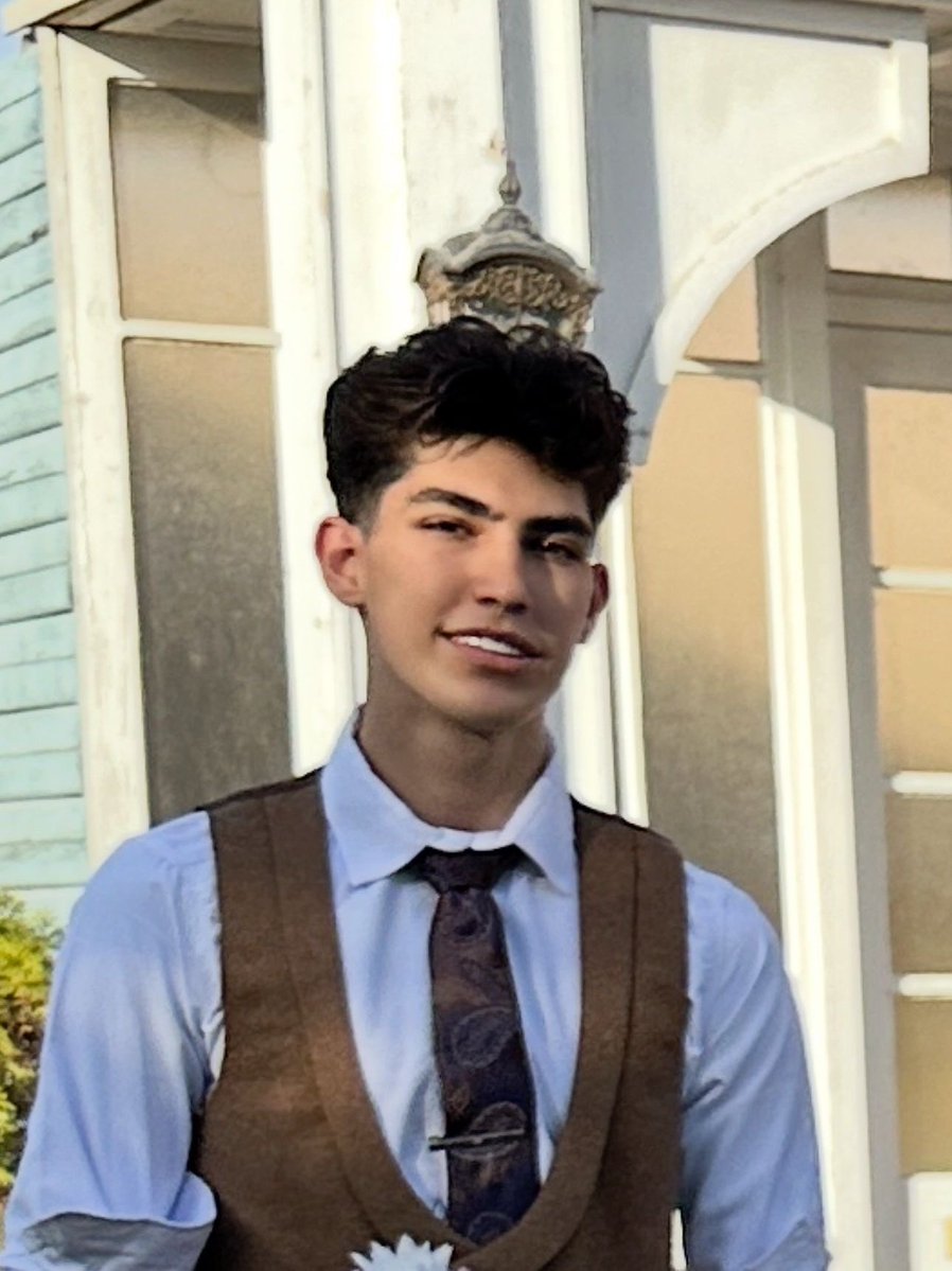 به #شروین_باقریان و #صالح_محمدی (۱۸ ساله و ۱۹ ساله) بعد از یک دادگاه نمایشی حکم اعدام دادند و به انفرادی منتقلشون کردند.
ایران اینترنشنال خبر داده که اعدام صالح محمدی در میدان نبوت و در ملأ عام قراره برگزار بشه.