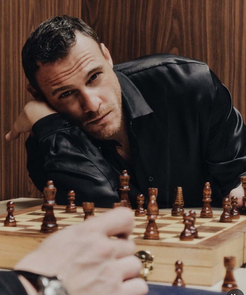 Grayson Richards

Ex agente de la ley. Ahora voy por libre.

La vida me ha dado una segunda oportunidad y no pienso desaprovecharla.

¿♡ &amp; ⟲?

Mis DM siempre disponibles.

#FreeRol