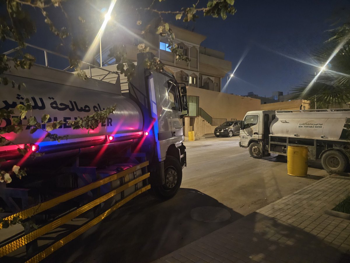 durehim's tweet photo. @nwc_media 
 للأسف لايوجد متابعة أعمال متعهد الصيانة حيث اننا نعاني من فترة من سوء الصيانة في الحي بسبب تسرب الشبكة بسبب سوء عمله واخيرا قامو بإغلاق ضخ الماء عن الحي دون حل وقمنا برفع شكوى رقم 5663716194 دون حل من قبلكم . الان الحي يعبون بالوايتات على حسابهم وحسب الجدول يوجد ضخ . https://t.co/DGF6cmzuMJ