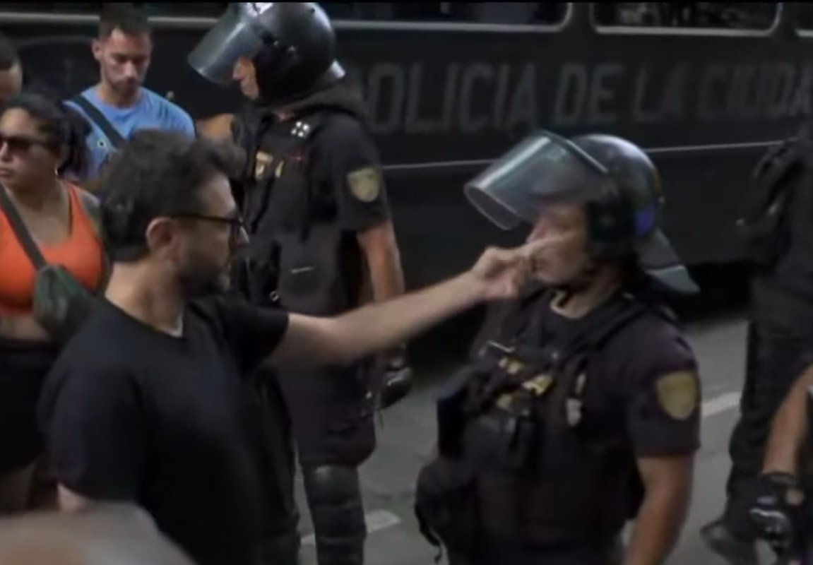 Grabois usando sus fueros para chicanear y agredir a la policía, osea digamos, a laburantes.