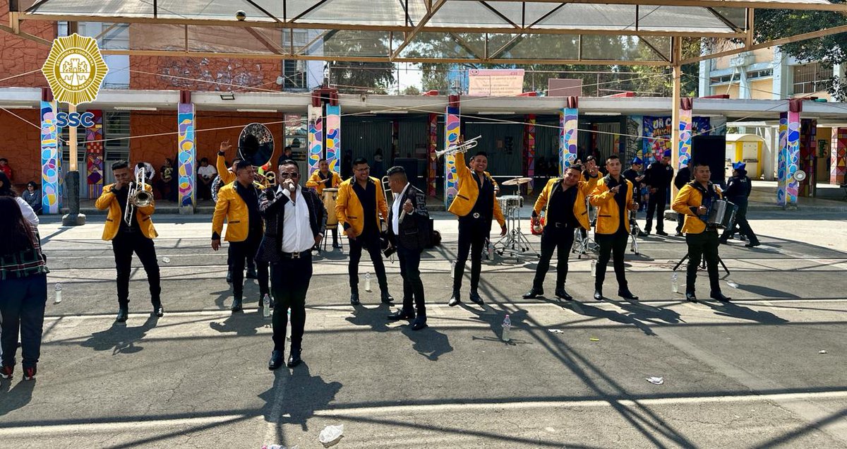 PBI_SSC's tweet photo. #FeriaDeSeguridad | La #PBI de la @SSC_CDMX se presentó en la Secundaria No. 123 #RepúblicaDeArgentina, en @IztacalcoAl, en donde la #UnidadCanina realizó una exhibición con #Kali y #Zeus.

Además, personal administrativo y operativo instaló un #StandInformativo con juegos y dinámicas que divirtieron a las y los estudiantes; y para finalizar, la #BandaLaImpactante puso a todos a bailar al ritmo de la música regional mexicana. 👮‍♀️🐕‍🦺👮‍♂️
