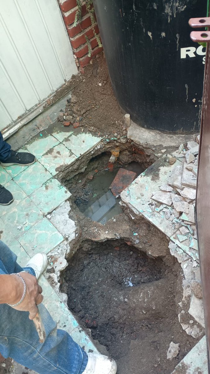 LuciaMarquez's tweet photo. @AlcCuauhtemocMx  hemos reportado en diferentes foros que el agua se está saliendo de la coladera, ahora ya nos está afectando el subsuelo ¿Quién puede ayudarnos a resolver? @AlessandraRdlv https://t.co/tkJERo0HbR