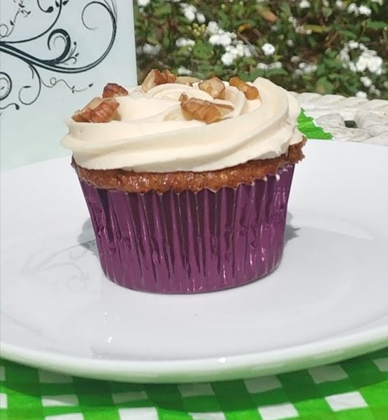 Fun fact about me: When the "keto" diet was really popular I learned how to bake keto/gf versions of most loved recipes and used to sell them to people on occasion. I even wanted to start a shop. Wilton star tip was my best friend because the other decorating tips intimidate me😅