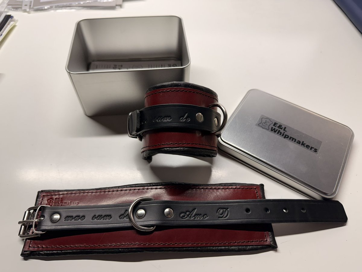 Nuevas restricciones personalizadas en cuero negro y Burdeos, hechas a medida por <a href="/EyLWhipmakers/">E&LWhipmakers.com</a> para mi mae_sum 
Un trabajo artesanal con cuero de alta calidad y máximo cuidado al detalle.