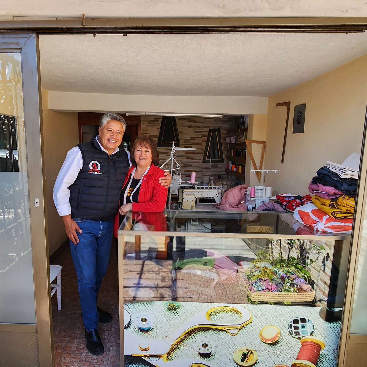 Pasando a visitar a mis vecinos de #SanJerónimoChicahualco, mi amiga Carmelita bien chambeadora, cuando gusten bordados o ajustes en alguna prenda ella es la buena aquí en el pueblo, la encuentran en Puerto México casi esquina con La Concordia. #AmigosQueridos #Metepec