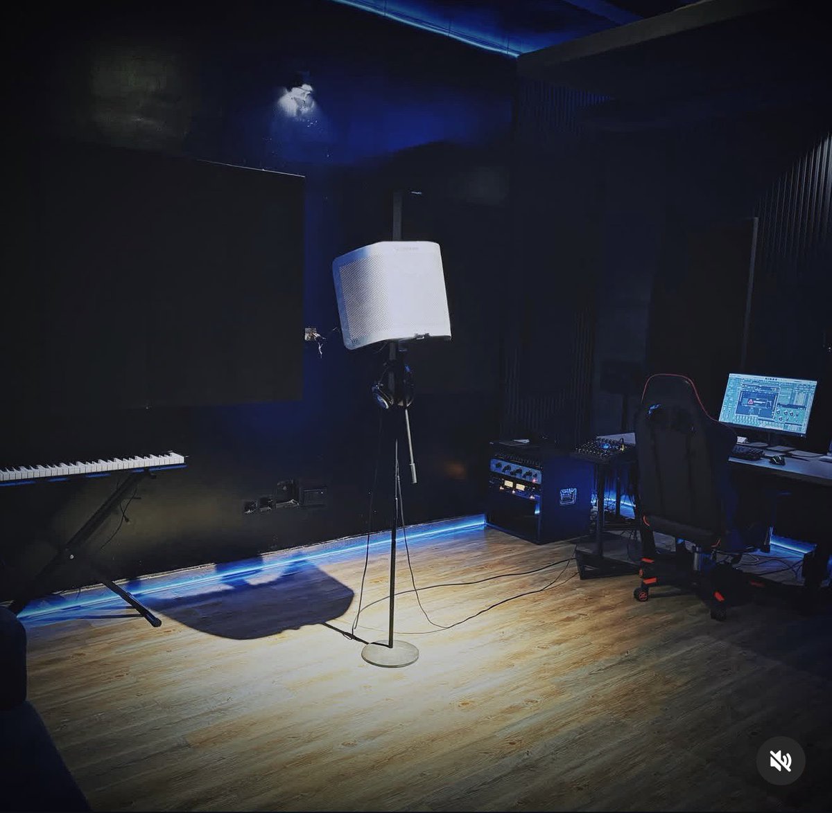 iamhuloo's tweet photo. @qaverecordingst is quite equipped 
Proper mic 
Pultec EQ (Warm Audio)
Tube-compressor (Art Pro Vla II)
UAD interface 

Location: Orchid Road, Lekki, Lagos https://t.co/QaQJLBmmR8