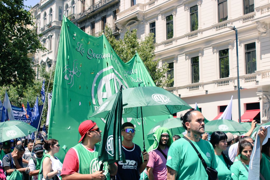 # NoALaReformaLaboral 
🔥¡Cada voto a favor de la reforma es un voto contra el pueblo! 
✊🏽ATE Rosario movilizó al Congreso Nacional en el marco de la jornada nacional de lucha contra el proyecto esclavista que intenta aprobar el ejecutivo nacional.
¡Ni un derecho menos!