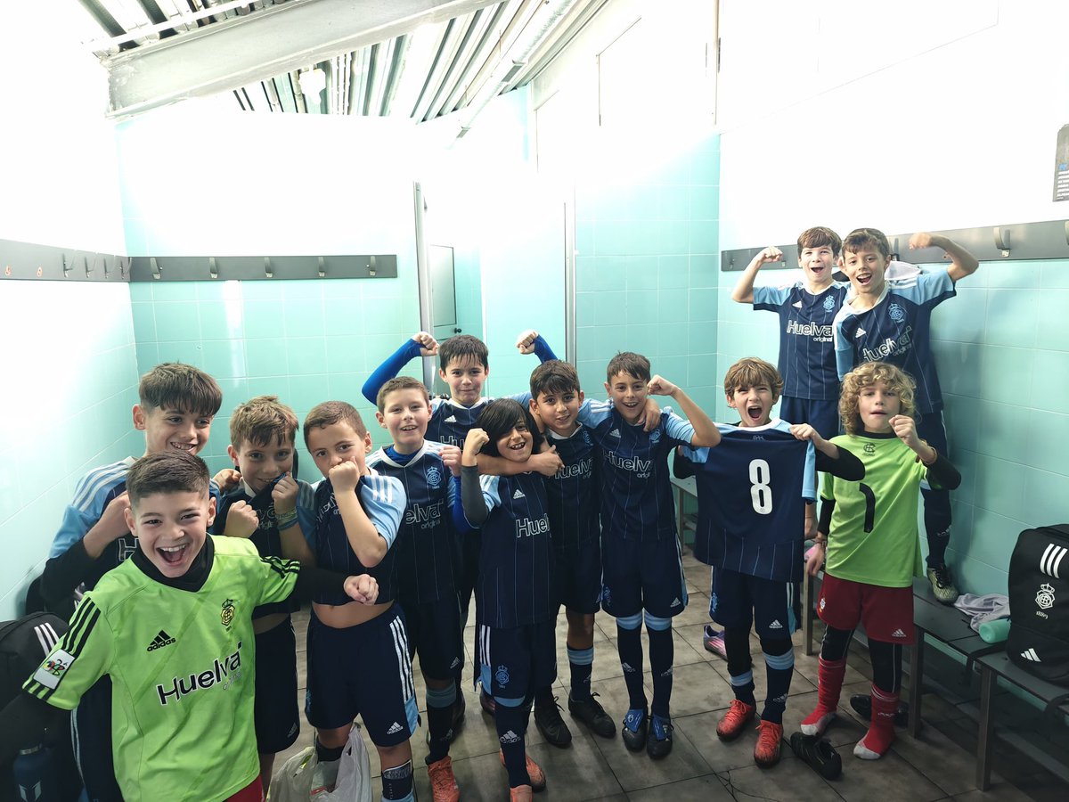 futbolbaserecre's tweet photo. Una nueva victoria del Benjamín A que solo sabe sumar de 3 en 3, y sigue manteniendo el liderato 👏🏻

Enhorabuena 💙💪🏻

Aarón ⚽⚽⚽⚽
De la Rosa ⚽⚽
Carrasco ⚽
Juanjo ⚽
Iván ⚽
Francis ⚽
Conde ⚽
Hugo ⚽

#BenjaminA #DecanoDelFutbolEspañol https://t.co/EQ948dBP0i