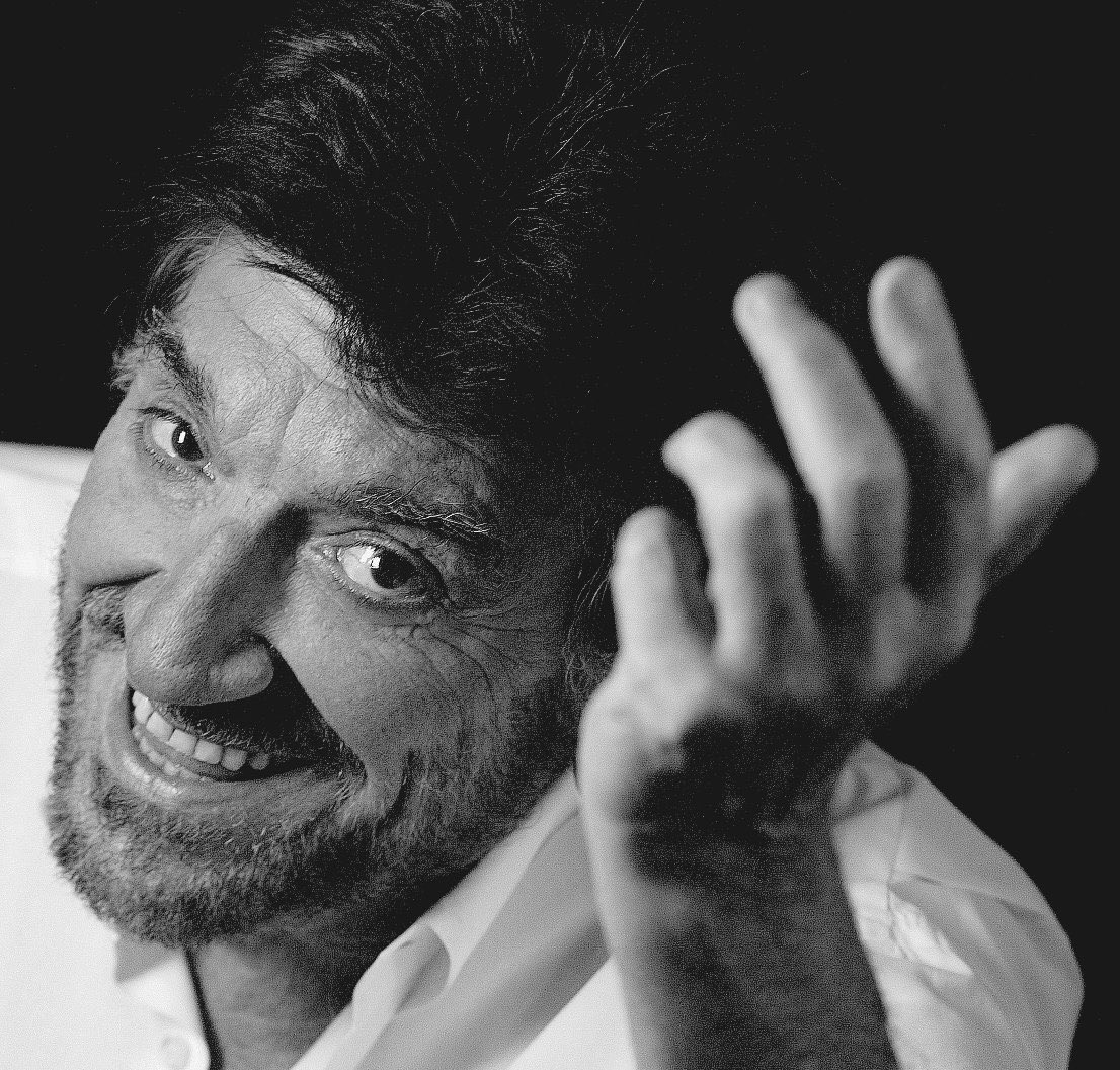 “Certo si, ce sta er bello e c’è sta er brutto.
Ma allora Roma è sintesi de che?
‘A coso… Roma è sintesi de tutto.”

Gigi Proietti