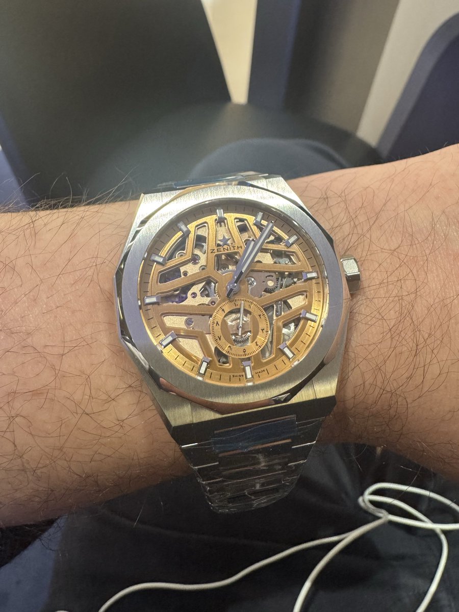 Zenith Defy Skyline Arabic dial limitée à 100 pièces. Mouais.