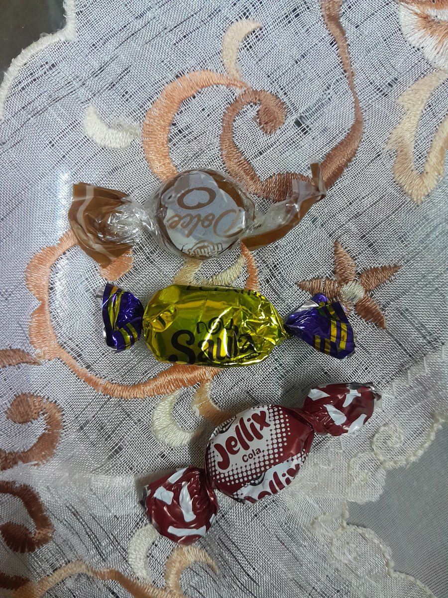 واحده صاحبة ماما دائما من واحنا صغيرين كانت لما بتيجي تزورنا علطول معاها بونبوني لينا ودلوقتي احنا كبرنا ولسه العاده دي عندها وحتي احنا اتعودنا عليها وعلي البونبوني بتاعها