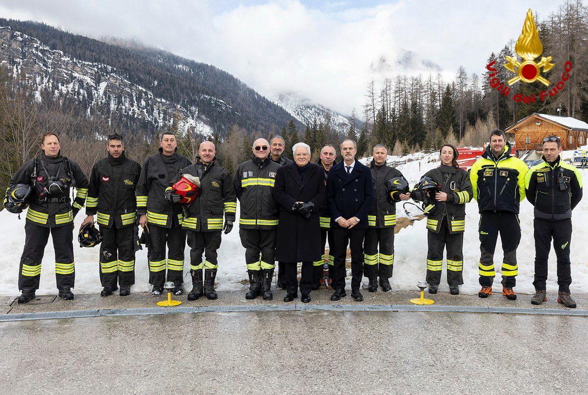 #CortinadAmpezzo, i #vigilidelfuoco in presidio per l’atterraggio dell’elicottero del Presidente della Repubblica Sergio Mattarella, in visita agli atleti azzurri impegnati nelle Olimpiadi Invernali <a href="/milanocortina26/">Milano Cortina 2026</a>. Garantita la sicurezza dell’elisuperficie

#11febbraio #Belluno