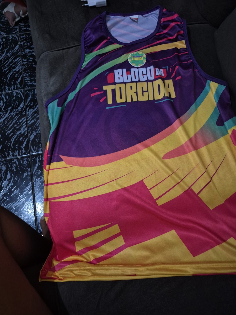 GSilva82849's tweet photo. Que abada horrível, material fraco, cor feia, você já foi melhor xanddy, pagamos caro pra receber uma p0rcaria dessa, todos os anos compramos o abada e esse foi o pior ano, a camisa é PP, em uma pessoa gorda não dá, horrível. #Carnaval #blocotorcida #xanddyarmonia #Carnaval2026 https://t.co/vcdP0xJ2cs