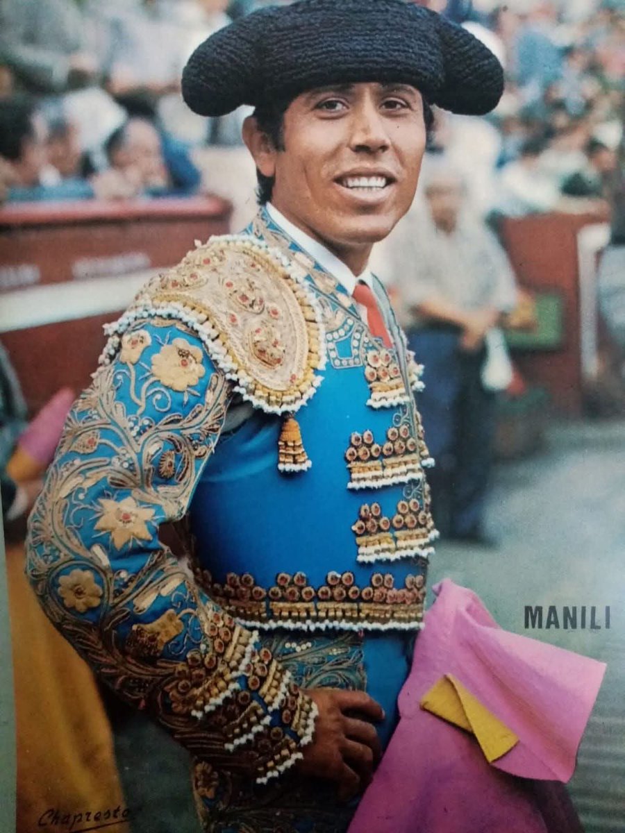 ¡Que viene Manili! ¡El tigre de Cantillana! Este tenía tanto valor como El Espartero, pero además toreaba muy bien.