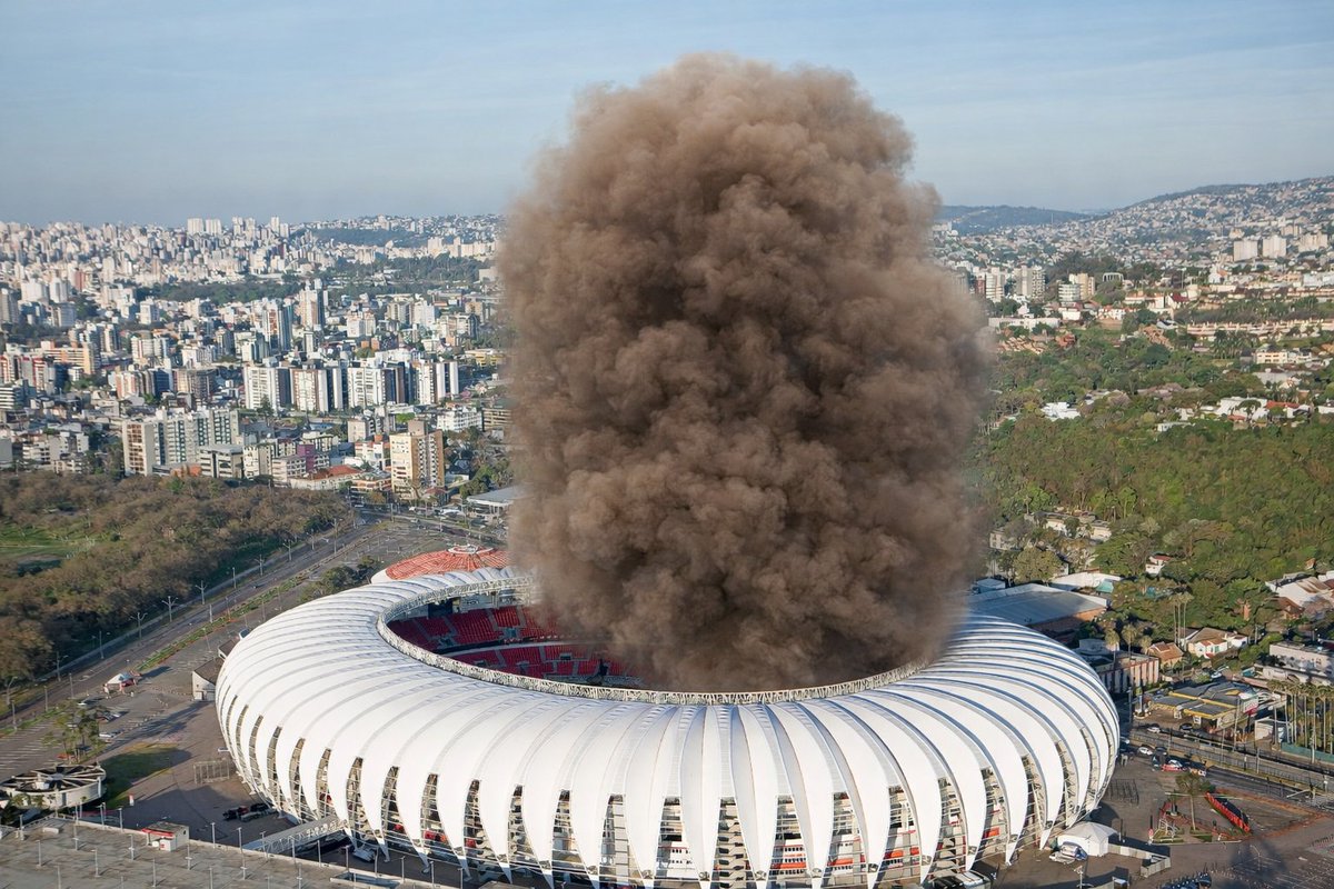 LIBERTADADEPRE1's tweet photo. Como seria se um colorado ficasse sem cortar o cabelo até o Internacional voltar a ser campeão https://t.co/fUt6Mia4FT