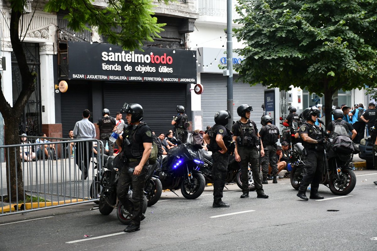 danimenendezok's tweet photo. En estos momentos, reprimen y detienen sin causa a decenas de militantes populares mientras se estaban desmovilizando de la marcha en contra de la reforma laboral. Chile y Lima 👇🏻 https://t.co/MT3ho63TfS