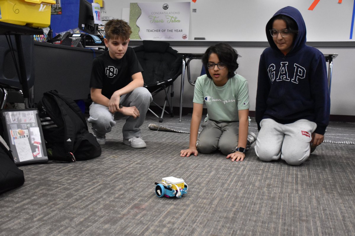 WylieISD's tweet photo. 🤖✨ Innovation is in motion at Draper! In their LEGO STEM class, sixth graders built robots, then connected them to Chromebooks via Bluetooth and began 𝒄𝒐𝒅𝒊𝒏𝒈 𝒄𝒐𝒎𝒎𝒂𝒏𝒅𝒔 like go straight, turn, and rotate. 💻

#ProudToBeWylieISD
#DraperDriven https://t.co/Y1osf95xjY