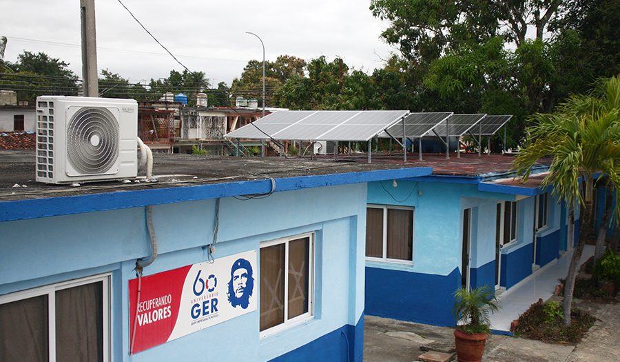 yosdanycuba's tweet photo. La instalación de paneles solares en centros que ofrecen servicios vitales a la población se materializa en #SanctiSpíritus, como parte de las medidas de contingencia destinadas a enfrentar el desabastecimiento actual de combustible... https://t.co/Ml1ogKoXqV