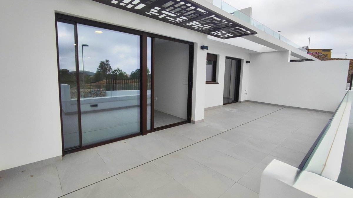 BroklaRealty's tweet photo. 🏠 KEY-READY IN FINESTRAT! 🇪🇸

Massive 305m² Garden Townhouse. 
🔹 2 Bed / 2 Bath + 92m² Basement 
🔹 Private Garden &amp; 95m² Terraces 
🔹 Resort pools &amp; mountain views 
🔹 Price: 440,000€

Details: https://t.co/sOboay6QL1

#Finestrat #CostaBlanca #RealEstateSpain #NewHome https://t.co/RDGfhEMx3B