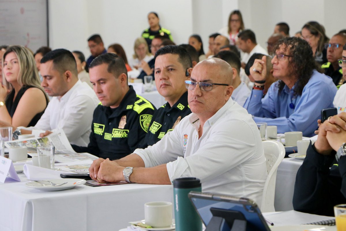 karolmartinezsi's tweet photo. Hoy en la Comisión de Seguimiento Electoral Departamental elevamos solicitud para el traslado de cuatro puestos de votación de la zona rural alta dispersa de #Buga  al corregimiento El Placer, para garantizar el normal desarrollo de la jornada democrática.

Trabajamos de manera articulada con @Registraduria , Fuerza Pública y autoridades departamentales y nacionales para asegurar elecciones transparentes y seguras. Nuestro compromiso es que los bugueños voten con tranquilidad y confianza.