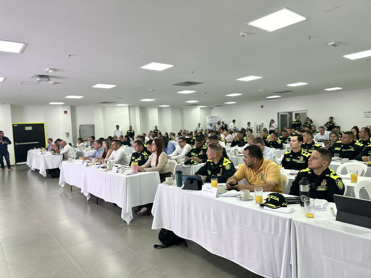 karolmartinezsi's tweet photo. Hoy en la Comisión de Seguimiento Electoral Departamental elevamos solicitud para el traslado de cuatro puestos de votación de la zona rural alta dispersa de #Buga  al corregimiento El Placer, para garantizar el normal desarrollo de la jornada democrática.

Trabajamos de manera articulada con @Registraduria , Fuerza Pública y autoridades departamentales y nacionales para asegurar elecciones transparentes y seguras. Nuestro compromiso es que los bugueños voten con tranquilidad y confianza.