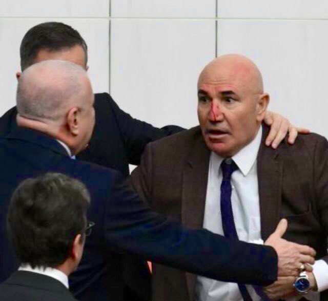 Mahmut Tanal da AKP’nin yerli ve millî “Mazlum”u oldu.

En çok dayak yiyenler kulübü.

Meclis ve Dayak🎬📹