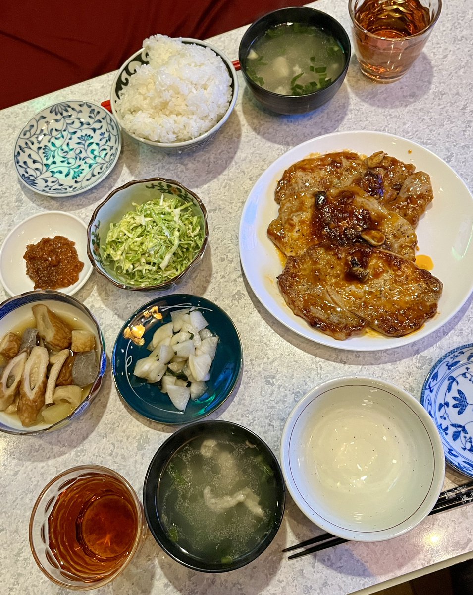 トンテキには粉はたく流派もある事をネットで知った水曜日

おかんは粉叩かへん派閥やから何が違うのか実験してみたくなり自分でやってみたらいつもより味が豚に絡んで赤身部分もしっとりして美味しかった🫰✨

肉の分厚さに若干物足らなさ感じる時はやった方が美味しくなるひと手間やと感じた✍️