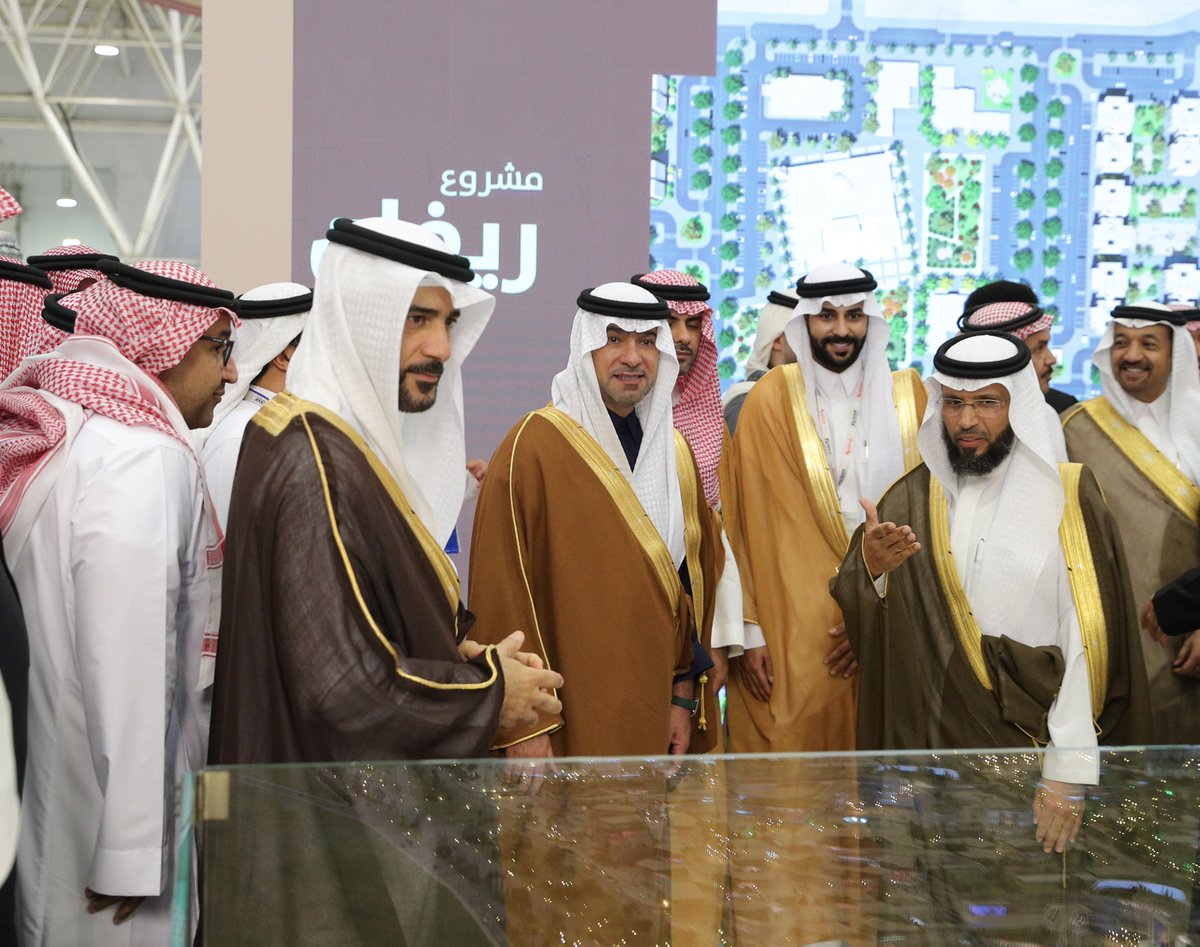Momah_SA's tweet photo. خلال جولته في معرض #ريستاتكس_الرياض2026، اطّلع معالي وزير البلديات والإسكان @majedhogail على أحدث الحلول الرقمية والتقنيات العقارية، التي تسهم في تحوّل القطاع نحو مزيد من الكفاءة والابتكار، وتعكس تنوّع الخيارات وجودة المنتجات واستدامتها، بما يعزّز ثقة المستثمر ويرفع تنافسية القطاع العقاري.
