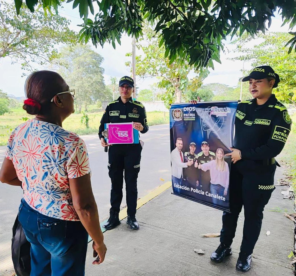 PoliciaDECOR's tweet photo. 📍#Canalete | Nuestra Policía Comunitaria activa la Estrategia Nacional Mujer, Familia y Género #EMFAG, socializando la señal de auxilio y rutas de atención para la prevención y protección frente a toda violencia basada en género.
📞 Líneas 123 y 155 #YoTeCuidoMujer https://t.co/gFgOl3tXKw