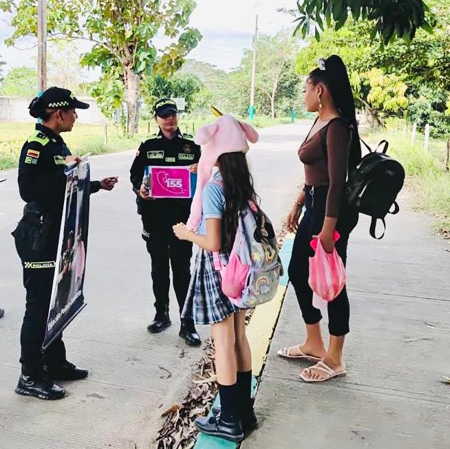 PoliciaDECOR's tweet photo. 📍#Canalete | Nuestra Policía Comunitaria activa la Estrategia Nacional Mujer, Familia y Género #EMFAG, socializando la señal de auxilio y rutas de atención para la prevención y protección frente a toda violencia basada en género.
📞 Líneas 123 y 155 #YoTeCuidoMujer https://t.co/gFgOl3tXKw